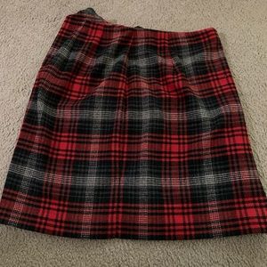 Eddie Bauer size 6 red plaid skirt